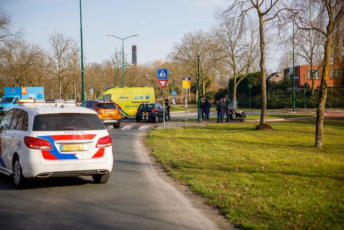 Scooterrijdster gewond bij aanrijding op rotonde