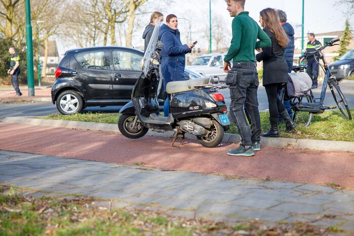 Scooterrijdster gewond bij aanrijding op rotonde