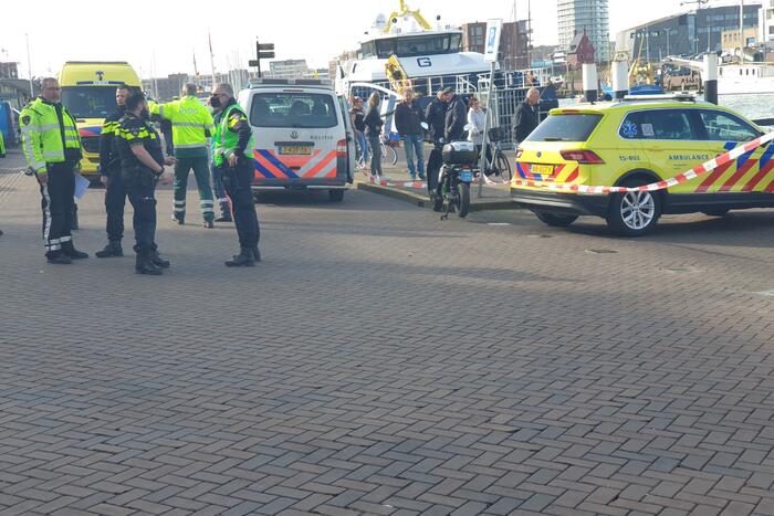 Groot alarm nadat auto van kade het water inrijdt