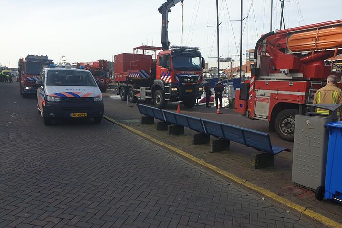 Groot alarm nadat auto van kade het water inrijdt