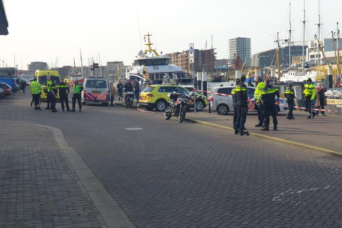 Groot alarm nadat auto van kade het water inrijdt