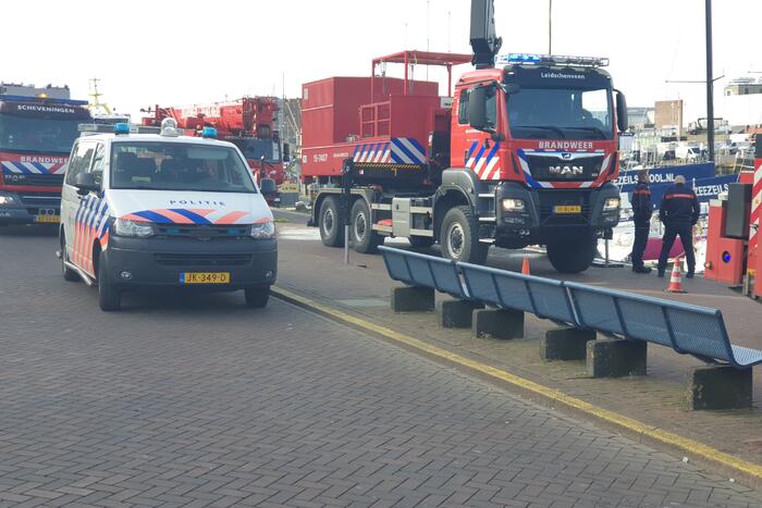 Groot alarm nadat auto van kade het water inrijdt