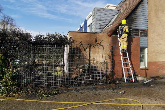 Felle brand naast woning zorgt voor veel schade