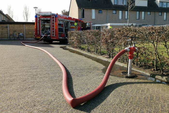 Felle brand naast woning zorgt voor veel schade