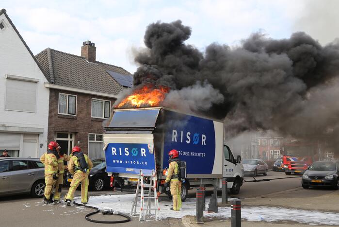 Lading van bakwagen vliegt in brand