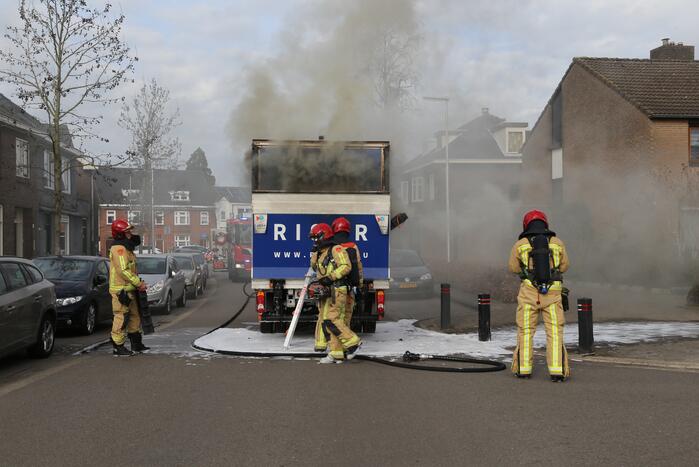 Lading van bakwagen vliegt in brand
