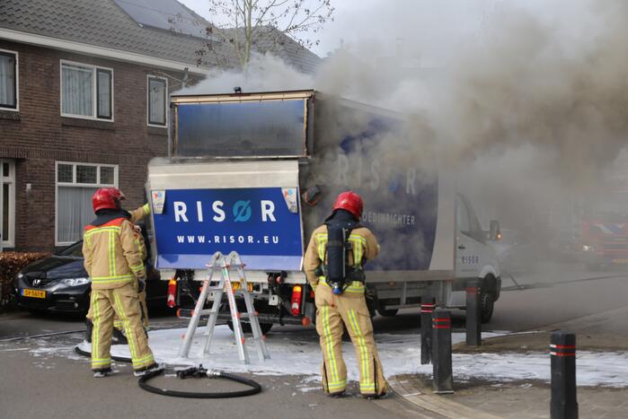 Lading van bakwagen vliegt in brand