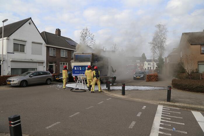 Lading van bakwagen vliegt in brand