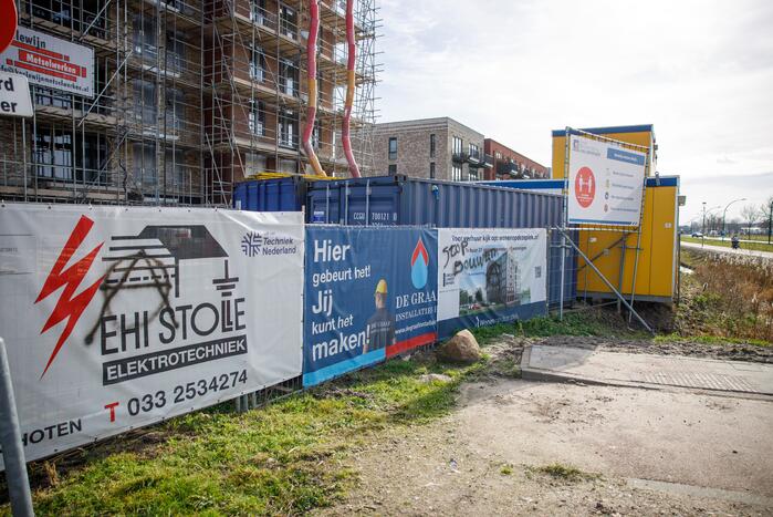 Meerdere objecten beklad met Anarchisme-symbolen