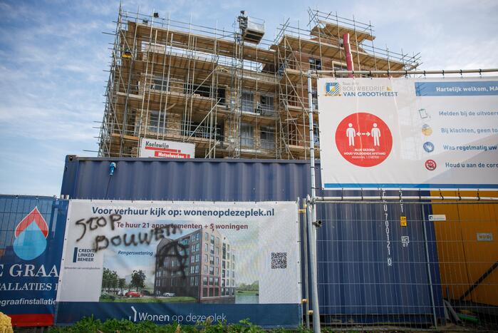 Meerdere objecten beklad met Anarchisme-symbolen