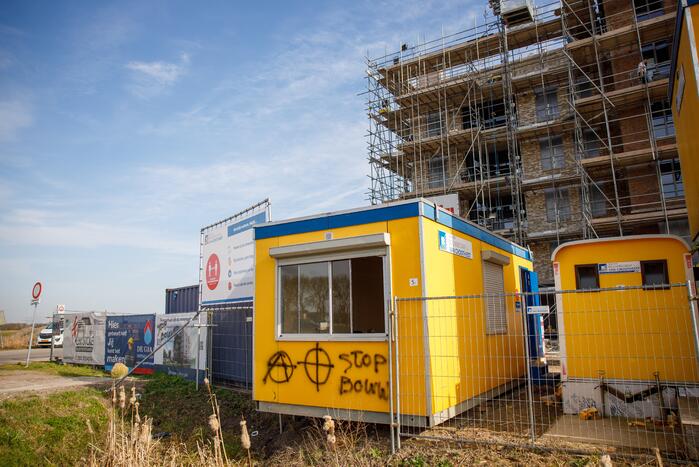 Meerdere objecten beklad met Anarchisme-symbolen