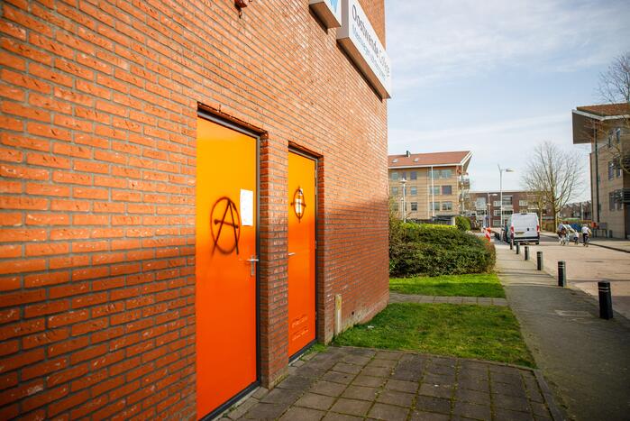 Meerdere objecten beklad met Anarchisme-symbolen