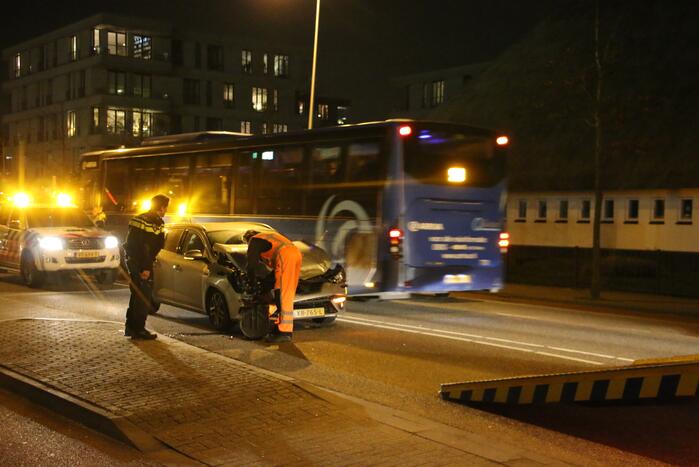 Schade bij botsing tussen lijnbus en auto