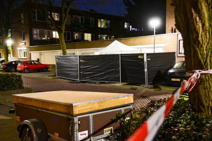 Onderzoek naar aantreffen dode man in auto