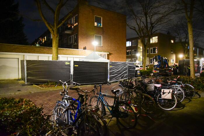 Onderzoek naar aantreffen dode man in auto