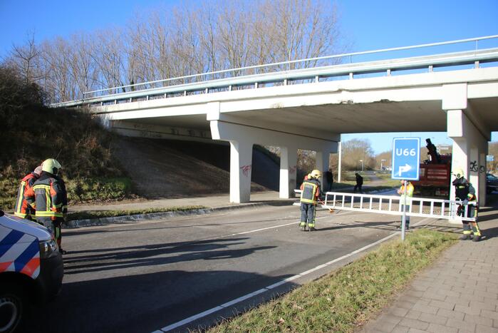 Vrachtwagen met kraan botst tegen viaduct