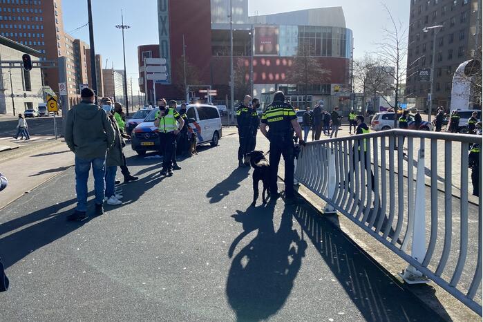Klimaatactivisten Extinction Rebellion demonstreren bij Erasmusbrug