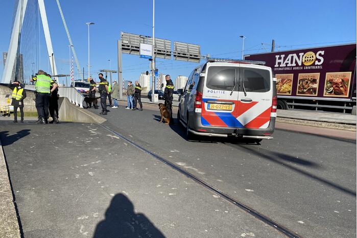 Klimaatactivisten Extinction Rebellion demonstreren bij Erasmusbrug