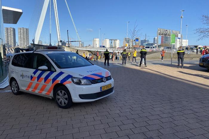 Klimaatactivisten Extinction Rebellion demonstreren bij Erasmusbrug