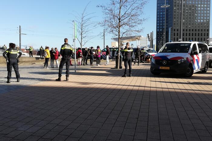 Klimaatactivisten Extinction Rebellion demonstreren bij Erasmusbrug