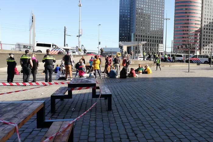 Klimaatactivisten Extinction Rebellion demonstreren bij Erasmusbrug