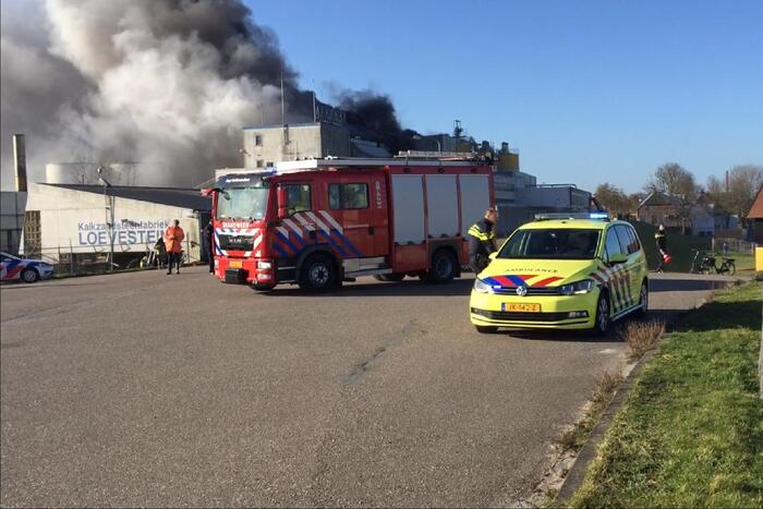 Zeer grote brand in dak van steenfabriek Xella