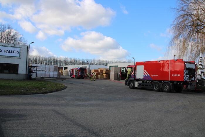 Gasfles in brand bij Phoenix Pallets