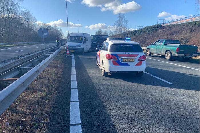 Camper met aanhanger schaart op snelweg