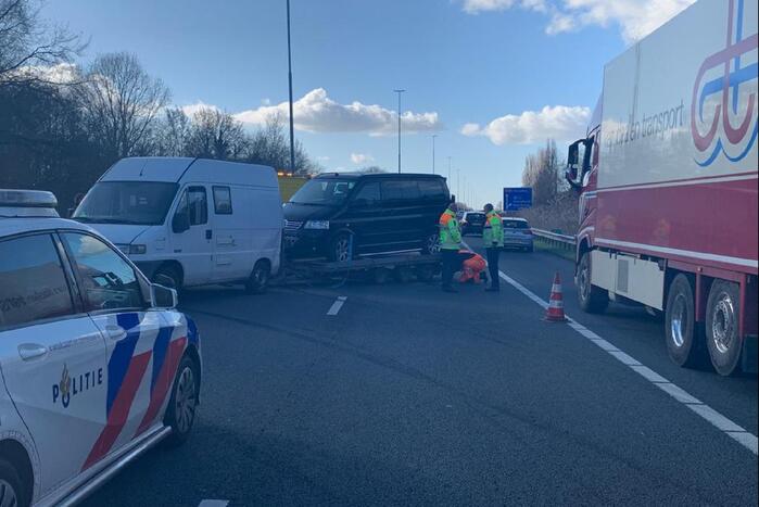 Camper met aanhanger schaart op snelweg