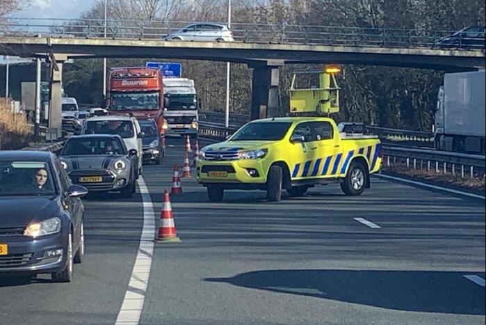 Camper met aanhanger schaart op snelweg
