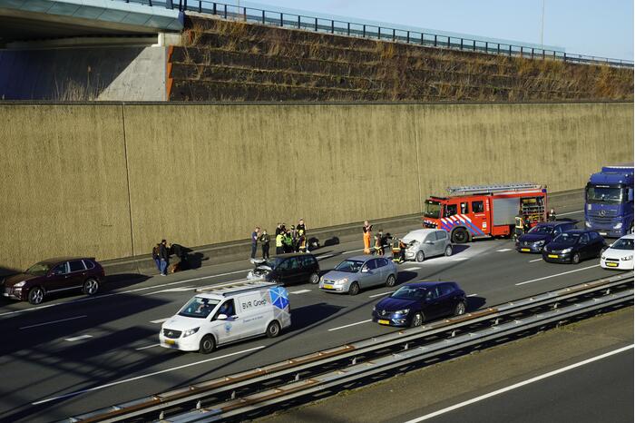 Auto vliegt in brand na botsing voor Gouwe Aquaduct