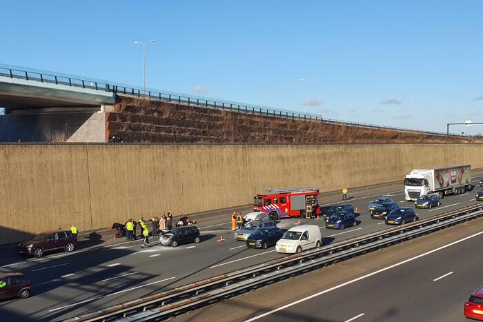 Auto vliegt in brand na botsing voor Gouwe Aquaduct