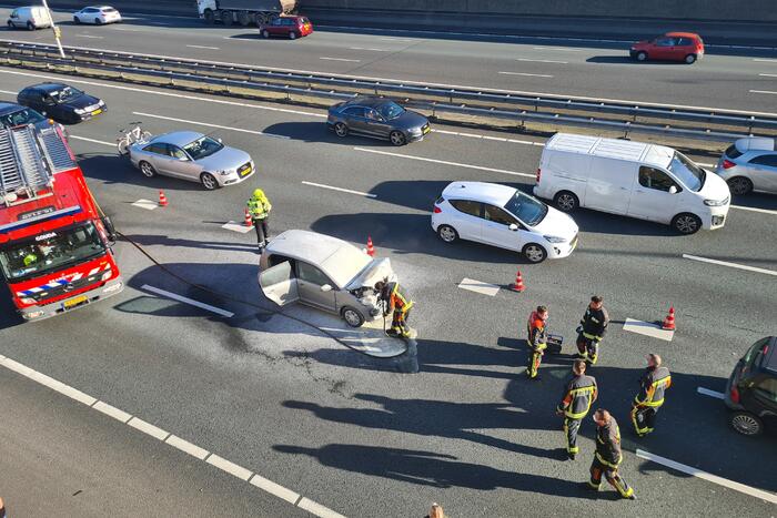 Auto vliegt in brand na botsing voor Gouwe Aquaduct