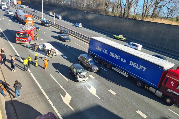 Auto vliegt in brand na botsing voor Gouwe Aquaduct