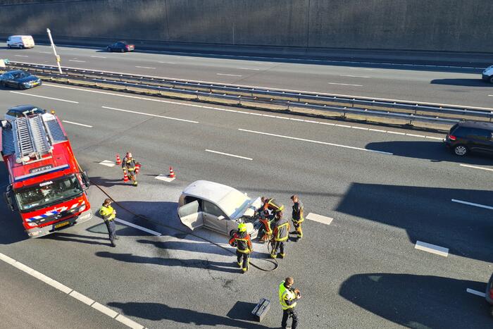 Auto vliegt in brand na botsing voor Gouwe Aquaduct
