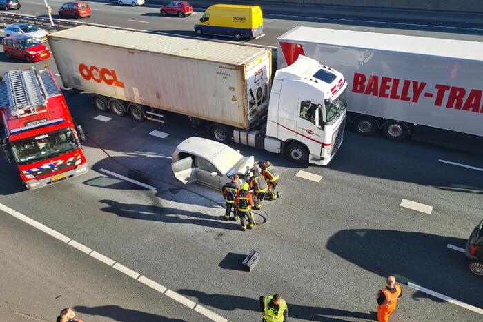 Auto vliegt in brand na botsing voor Gouwe Aquaduct