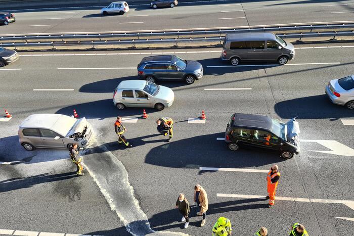 Auto vliegt in brand na botsing voor Gouwe Aquaduct