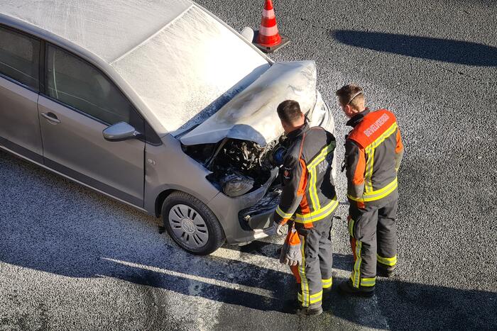 Auto vliegt in brand na botsing voor Gouwe Aquaduct