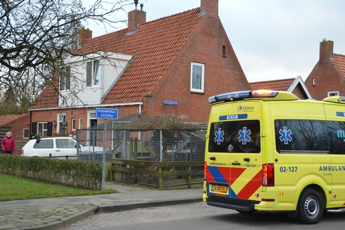 Auto rijdt tegen woning aan