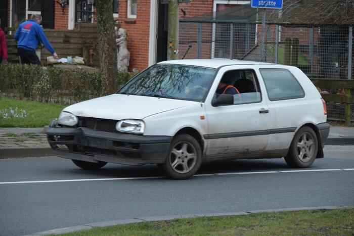 Auto rijdt tegen woning aan