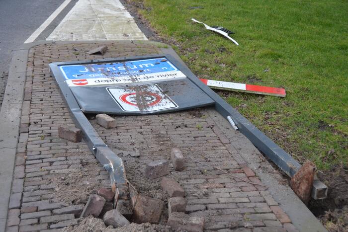 Auto rijdt tegen woning aan