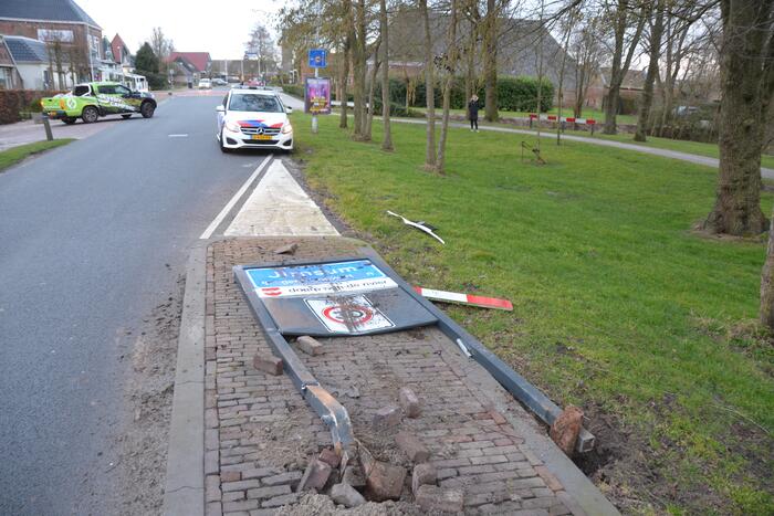 Auto rijdt tegen woning aan