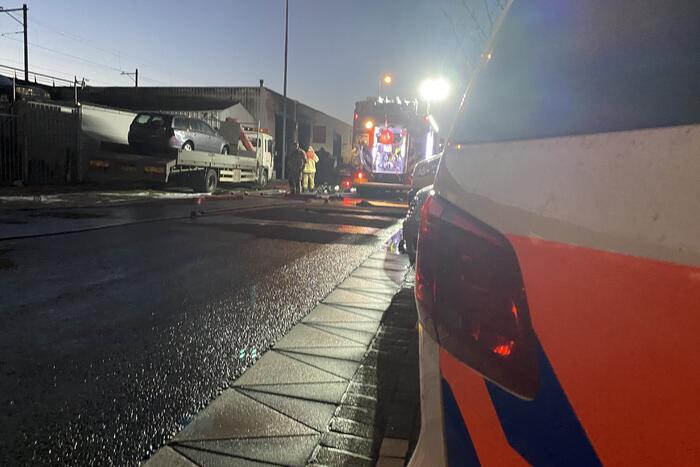 Grote rookwolken door uitslaande brand bij garagebedrijf
