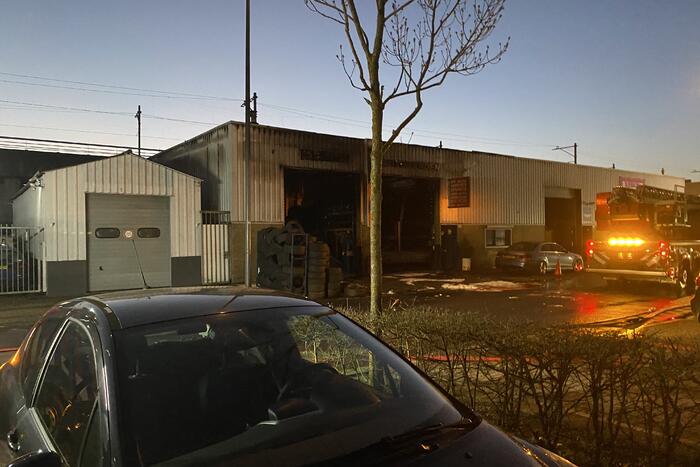 Grote rookwolken door uitslaande brand bij garagebedrijf