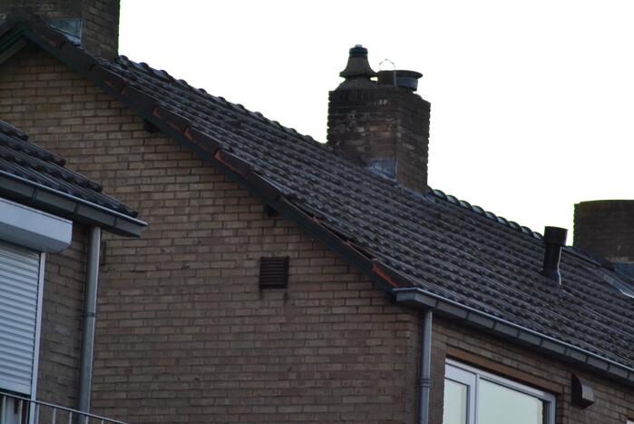 Dakpannen vallen van dak door landen van vliegtuig