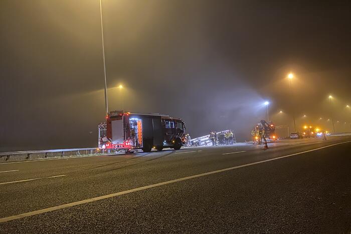 Vrachtwagen belandt op zijn kant in middenberm