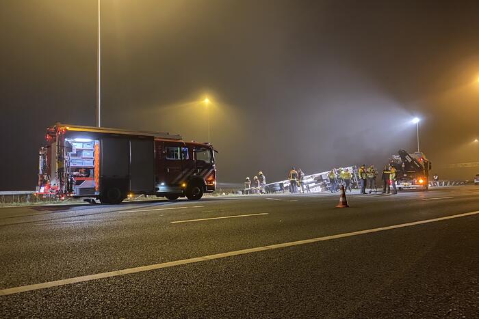 Vrachtwagen belandt op zijn kant in middenberm