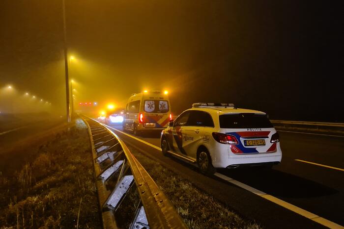 Vrachtwagen belandt op zijn kant in middenberm