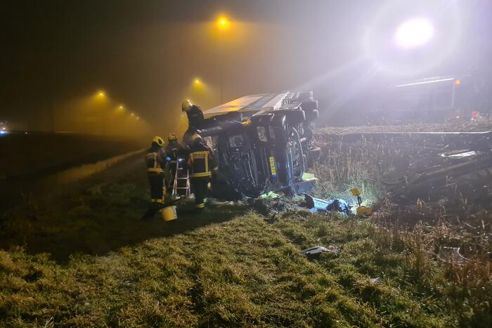 Vrachtwagen belandt op zijn kant in middenberm