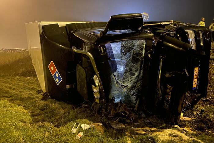 Vrachtwagen belandt op zijn kant in middenberm